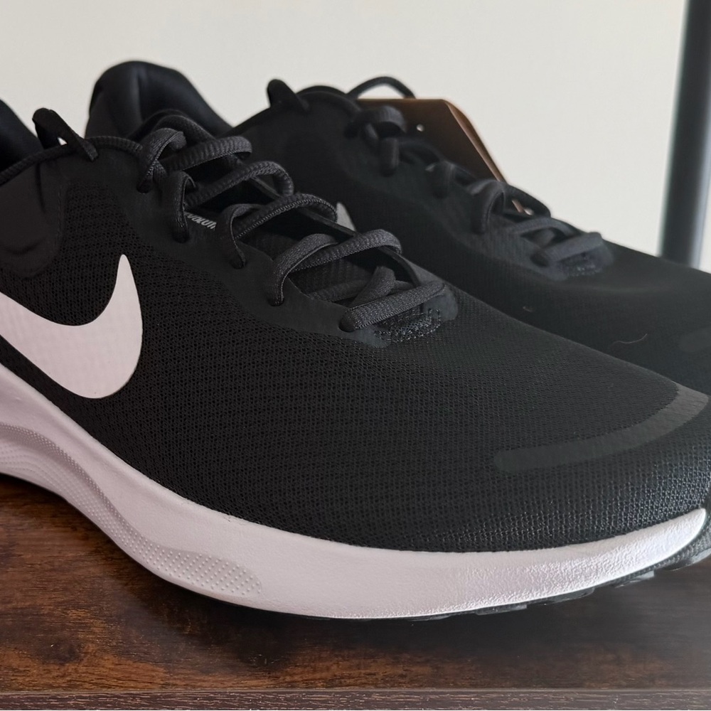 Nike Revolution Men Black and White Athletic Shoes Size 11.5 box No lid #71 - Picture 2 of 12